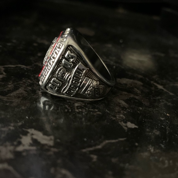 Blackhawks 2013 championship ring - Picture 3 of 4